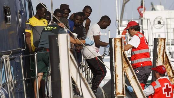 Llegada al puerto de Almería de los 34 inmigrantes.