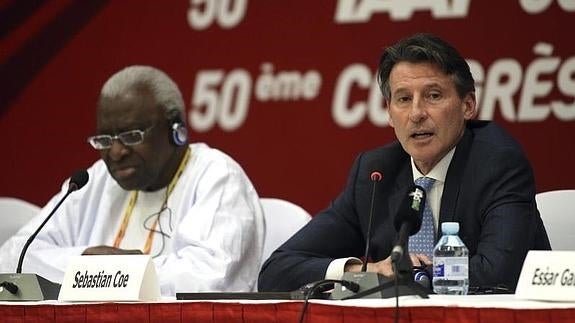 Lamine Diack (izquierda) y Sebastian Coe (derecha). 