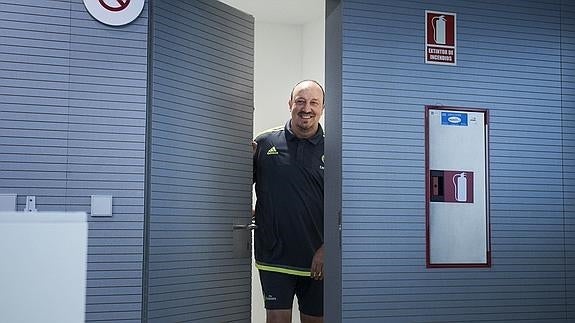 Benítez, antes de entrar a la sala de la rueda de prensa. 