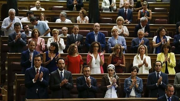 Los diputados socialistas aplauden tras el minuto de silencio en el Congreso por el fallecimiento 'Txiki' Benegas. 