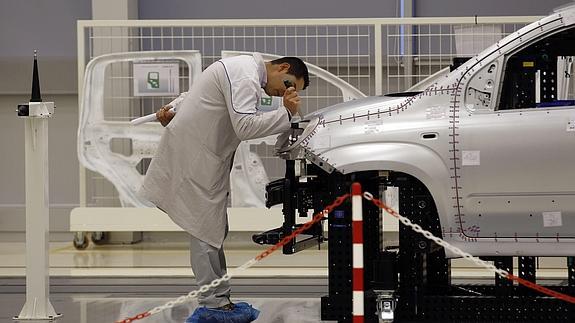 Un trabajador de una planta automovilística italiana.