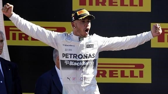 Hamilton celebra su victoria en Monza. 