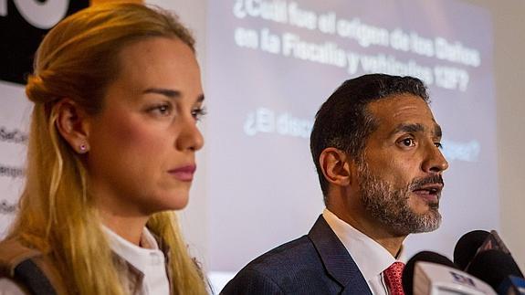 Juan Carlos Gutiérrez, abogado de Leopoldo López, junto a la esposa del opositor, Lilian Tintori.
