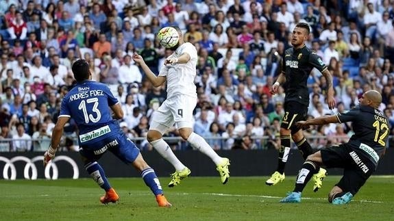 Karim Benzema, en el remate que acabó en gol. 