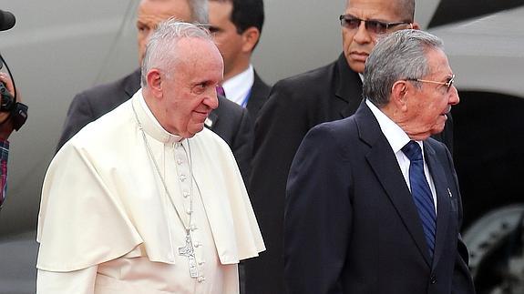 El Papa es recibido por el presidente de Cuba. 