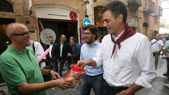 Perdro Sánchez (d), durante un paseo por Tarragona.