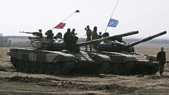 Militantes prorrusos participan en un entrenamiento militar en un campo de tiro cerca de Donetsk.