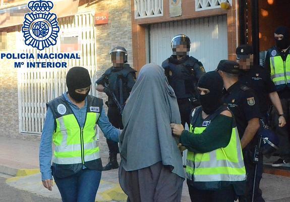 Momento del arresto de una de las sospechosas por terrorismo yihadista en Xeraco. 