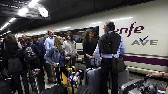 Cientos de pasajeros, ayer en la estación de Sants de Barcelona.