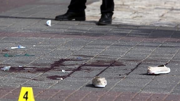 La policía israelí acordona el lugar donde una mujer palestina ha apuñalado a un guardia de fronteras cerca de Ammunition Hill.