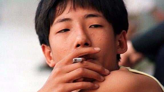 Un joven chino de 12 años, fumando. 