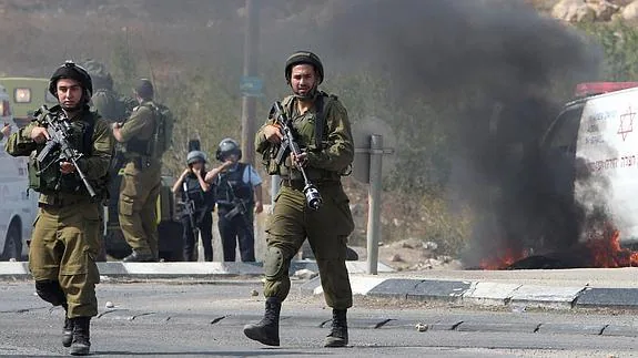 Dos soldados israelíes tras un ataque palestino.