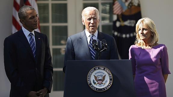 Joe Biden (c), junto a Barack Obama y su esposa, Jill.