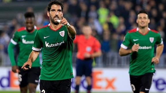 Raúl García celebra su gol. 