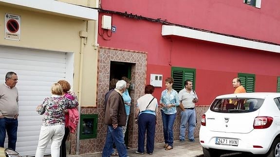 Familiares y amigos de la mujer asesinada. 