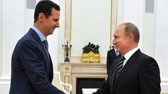 El-Asad saluda a Putin. 