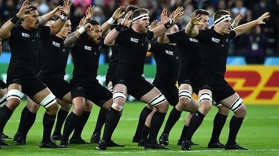 Los jugadores de Nueva Zelanda realizan la haka antes de un partido. 