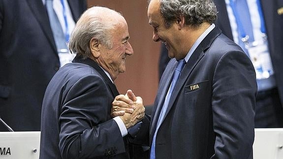 Blatter (i) saluda a Platini. 