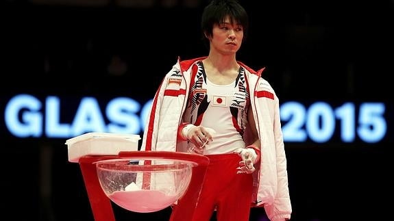 Uchimura espera antes de una de las pruebas. 