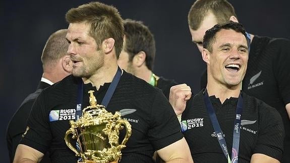 Richie McCaw (i) y Dan Carter (d) celebran el título mundial. 