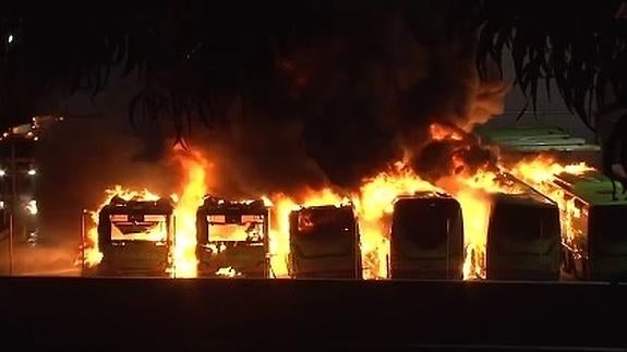 Los bomberos tratan de sofocar las llamas. 