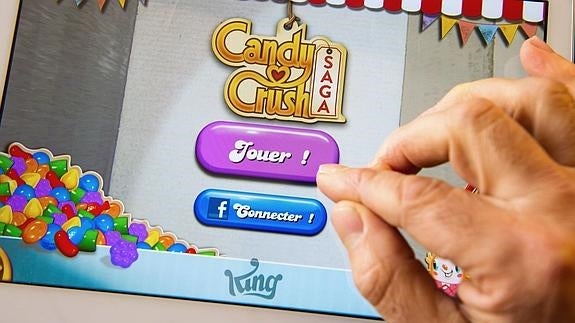 Un usuario, jugando con 'Candy Crush Saga'.