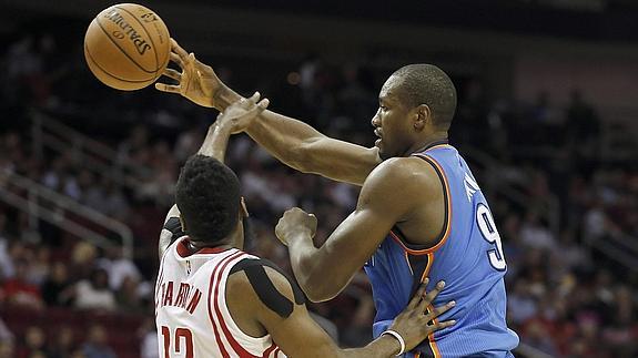 Serge Ibaka y James Harden. 