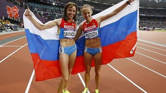 Las atletas rusas Mariya Savinova (i) y Ekaterina Poistogova (d). 