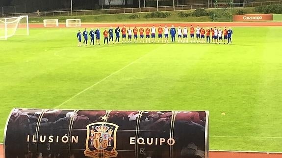 Minuto de silencio guardado por la selección española en Las Rozas. 