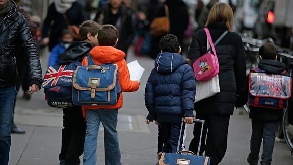 Niños yendo al colegio en París. 