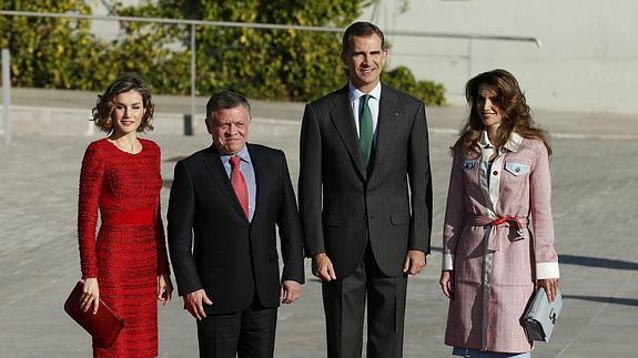 Don Felipe y doña Letizia junto a Abdalá y Rania de Jordania en Barajas.