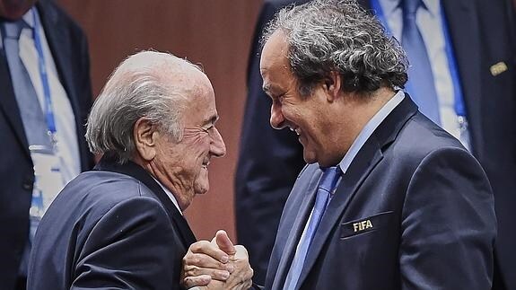 Blatter (i) saluda a Platini. 