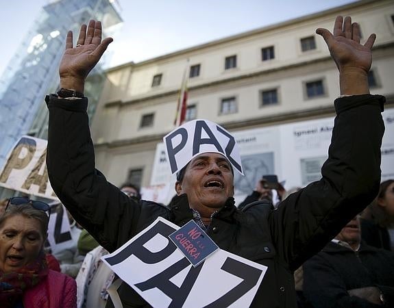 Un hombre pide paz en la concentración. 