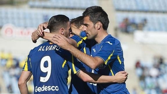 Los jugadores del Getafe celebran uno de los goles. 