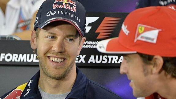 Vettel (i) sonríe a Alonso. 