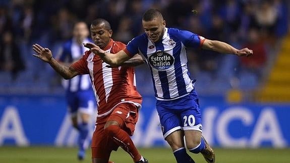 Jonathan Rodríguez (d) y Mariano Ferreira, durante el Deportivo-Sevilla. 