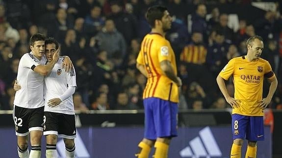 Santi Mina (i) celebra el empate del Valencia con Alcácer. AFP