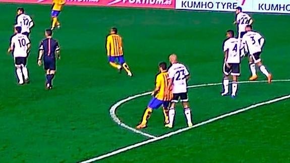 Imagen del momento en el que Luis Suárez pisa a Abdennour. 