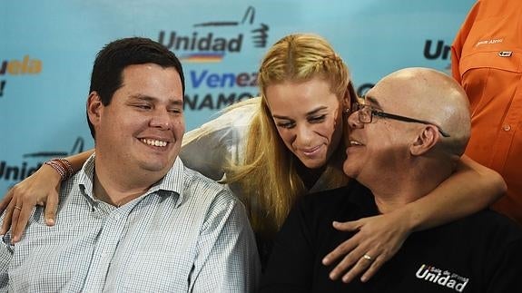 Lilian Tintori, junto a otros representantes de la oposición venezolana. 