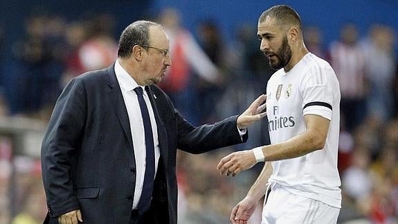 Rafa Benítez (i) y Karim Benzema. 