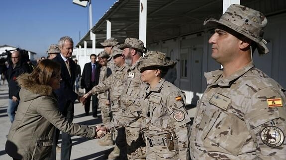 Santamaría y Morenés saludando a los militares españoles en Herat. 