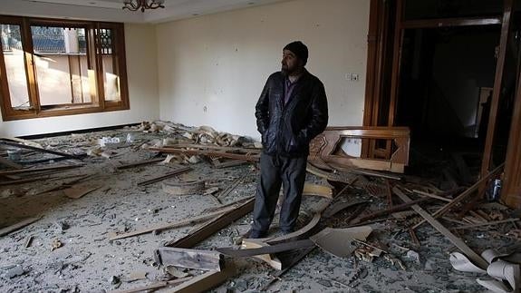 Un hombre supervisa los destrozos registrados en el ataque talibán.