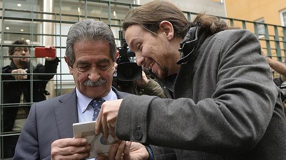 Revilla recibe un CD de manos de Iglesias. 