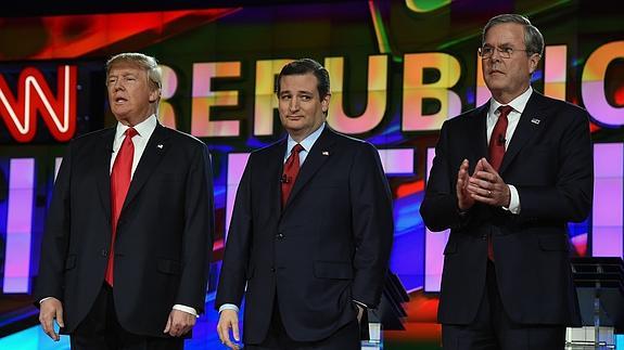 Bush, junto a Trump y Cruz, antes del debate. 