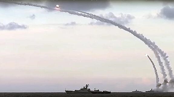 Lanzamiento de misiles desde buques de guerra rusos contra posiciones del Estado Islámico (EI).