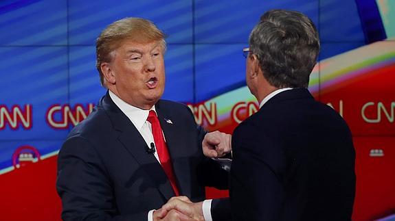 Saludo entre Donald Trump (i) y Jeb Bush.