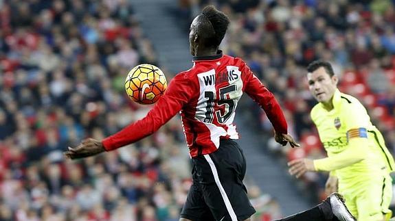 El goleador Williams controla un balón. 