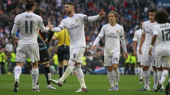 Bale (i), junto a Sergio Ramos y más jugadores blancos. 