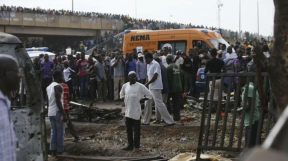 Una multitud se reún en torno al lugar de un atentado de Boko Haram.