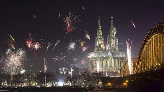 Fuegos artificiales iluminan la catedral de Colonia (Alemania).